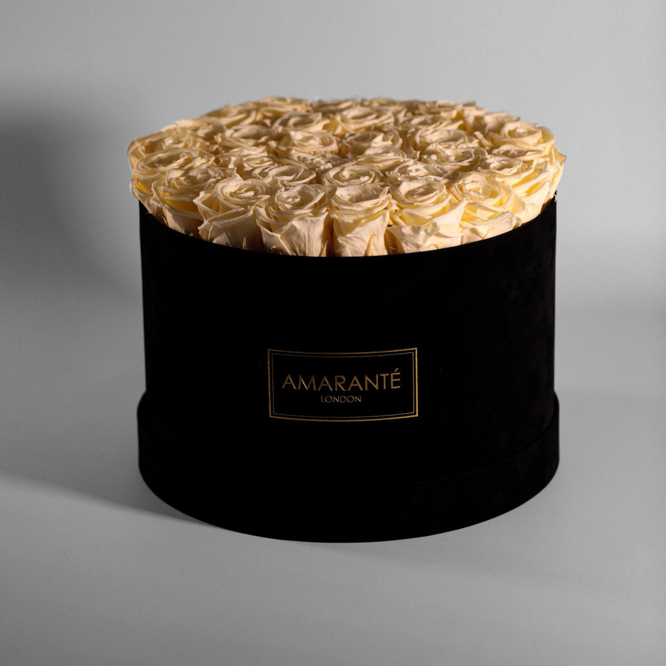 Tranquilising peach Roses accessible in a modish black package