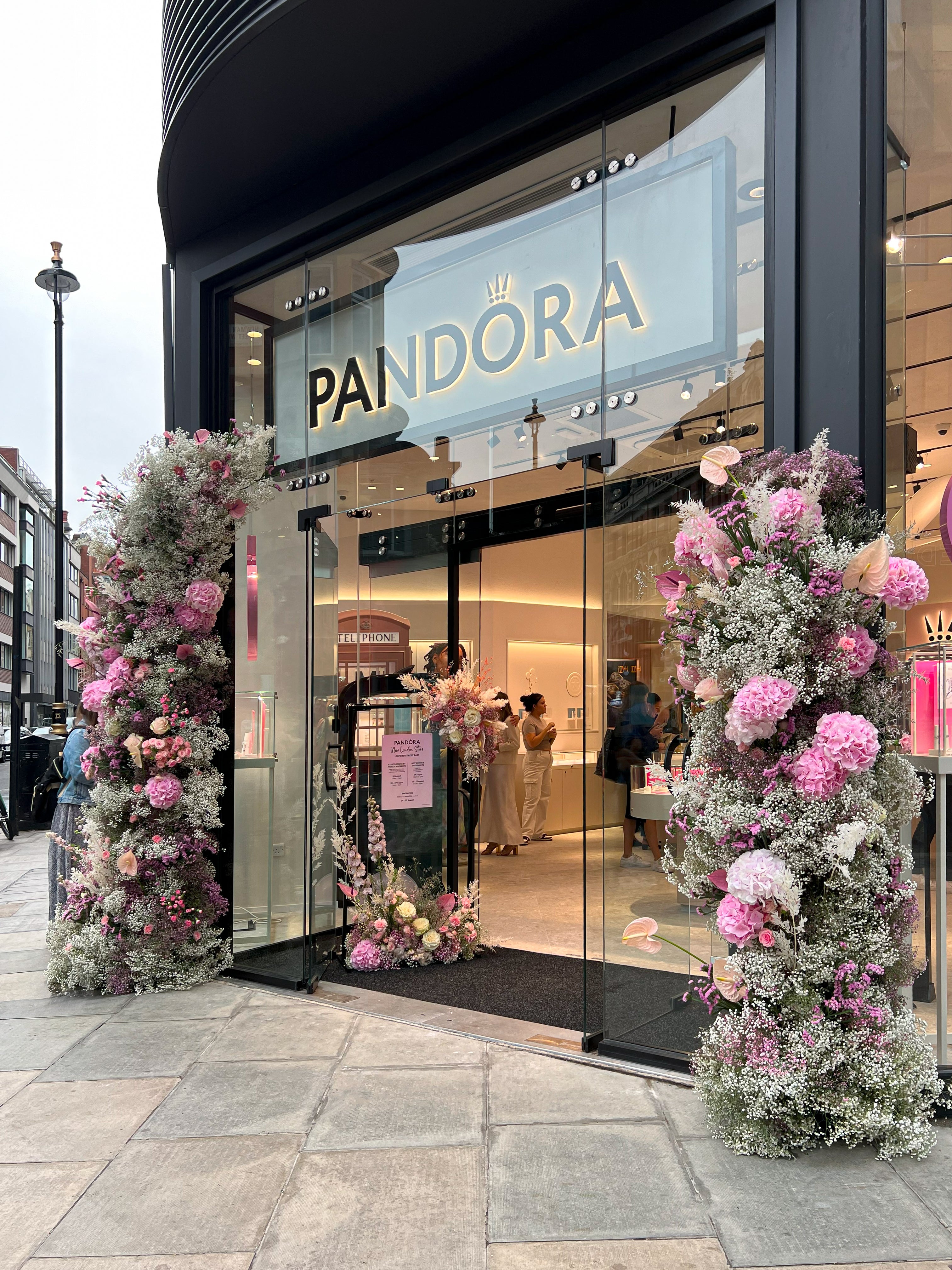 Exquisite floral entrance features by Amaranté for Pandora's store opening, blending a variety of stunning flowers with delicate pink accents, perfectly reflecting Pandora's brand identity.