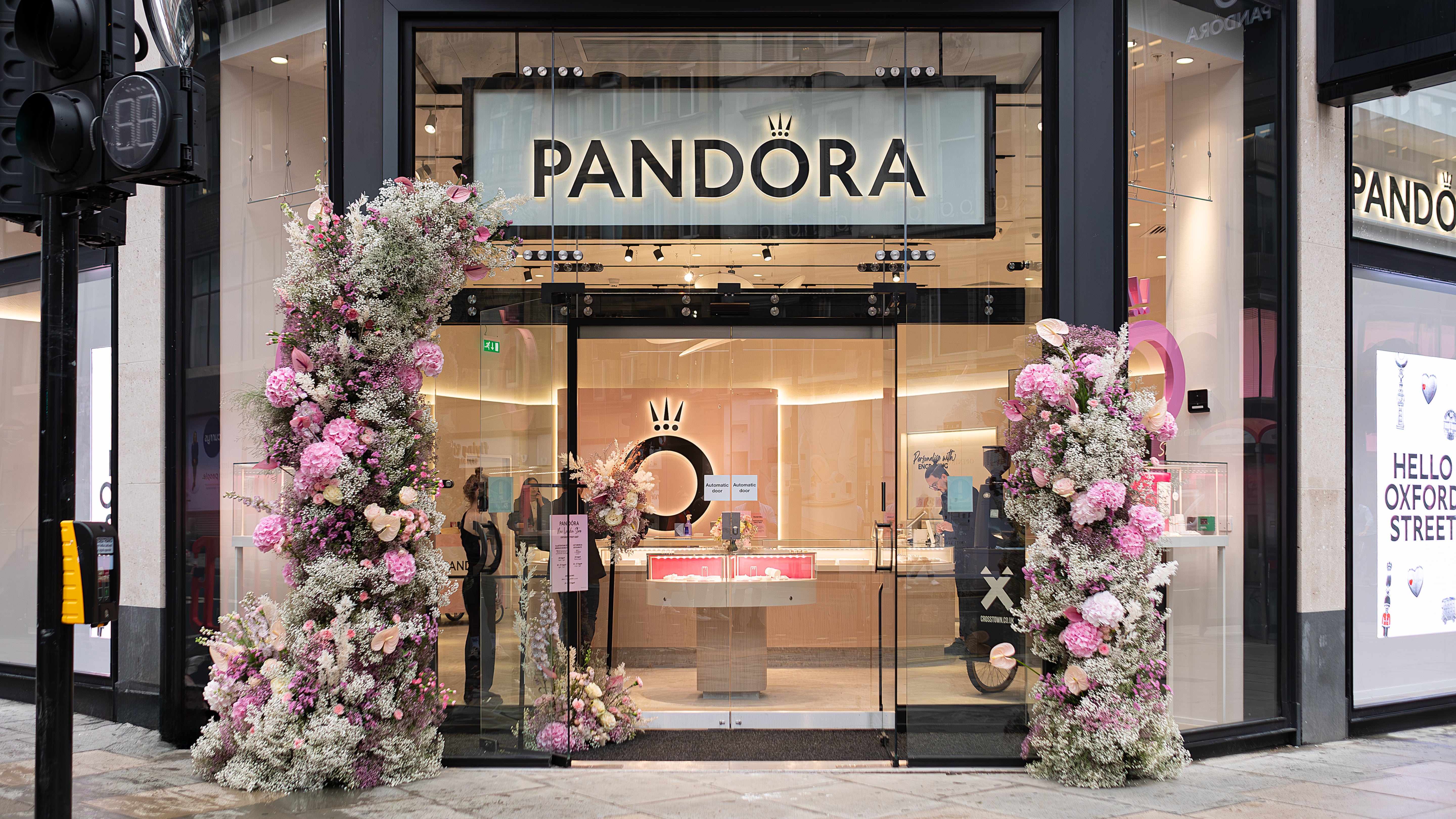 Exquisite floral entrance features by Amaranté for Pandora's store opening, blending a variety of stunning flowers with delicate pink accents, perfectly reflecting Pandora's brand identity.