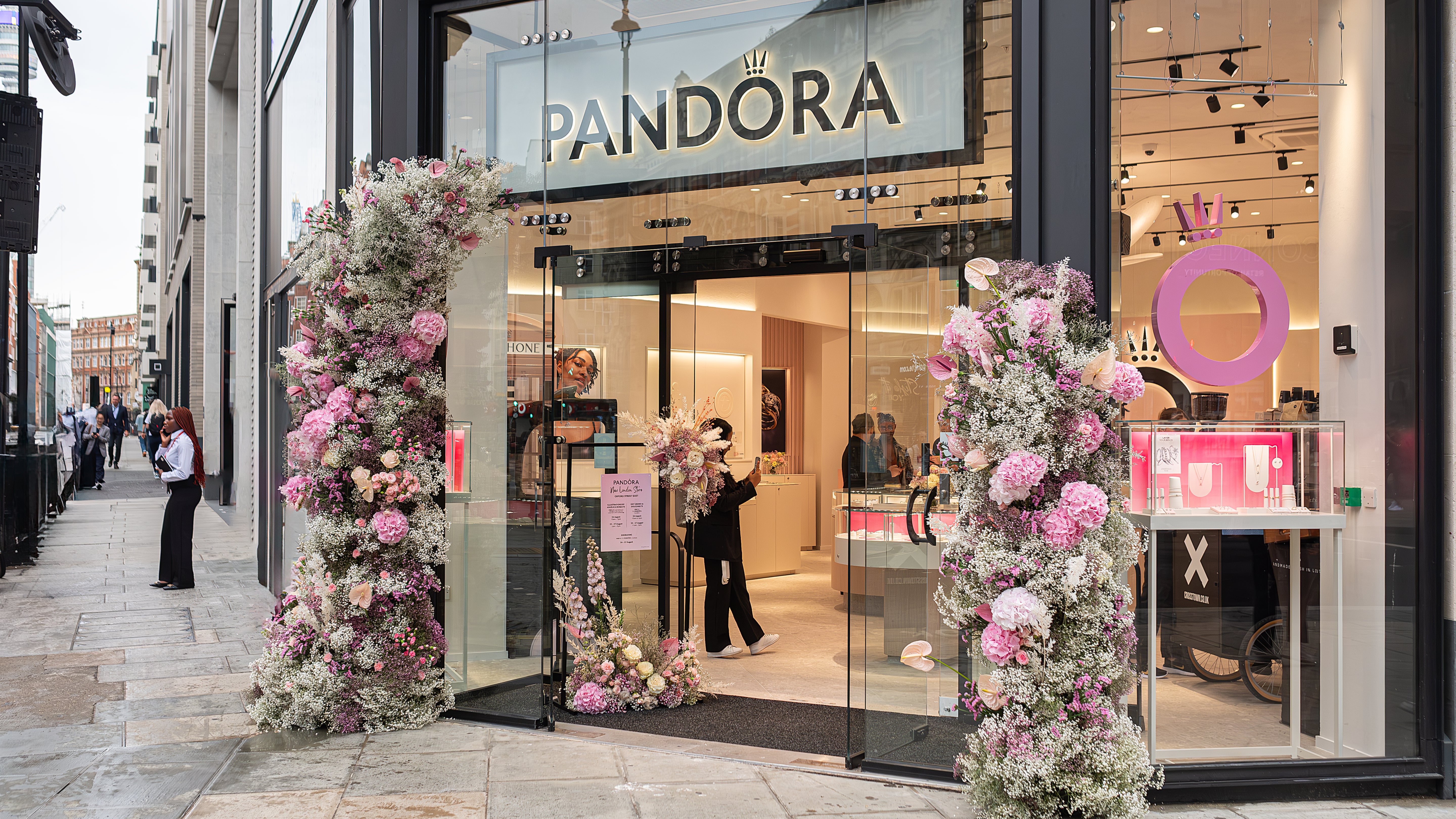 Amaranté created stunning floral entrance features for Pandora's store opening, skilfully combining an array of beautiful flowers with subtle pink accents, flawlessly embodying Pandora's brand essence.