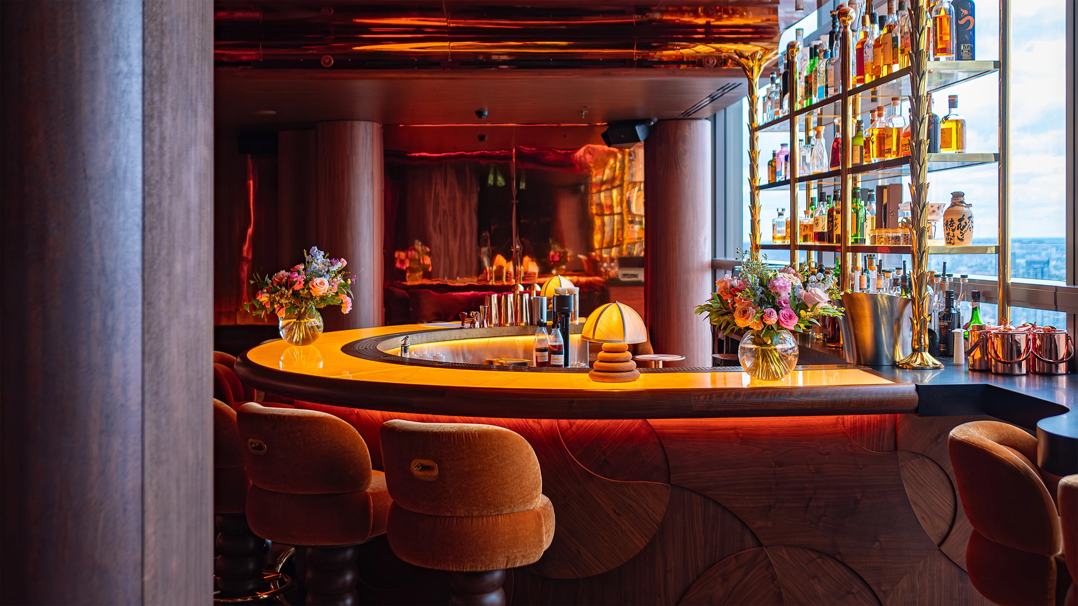 The stylish bar setting at Sushi Samba was adorned with two exquisite floral arrangements by Amarante London, featuring pink and peach roses, adding a touch of elegance and vibrancy to the luxurious atmosphere of the birthday event.