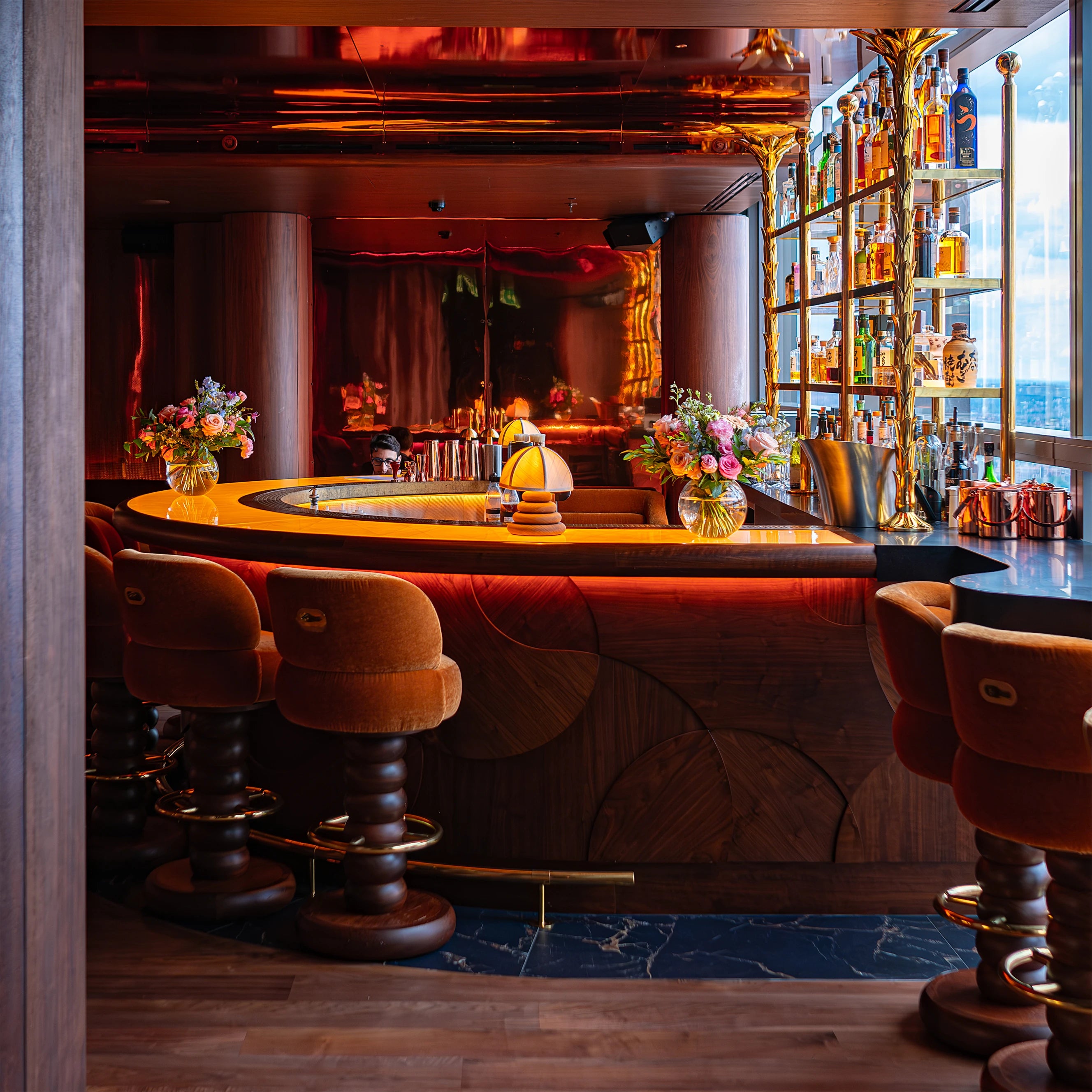 The stylish bar setting at Sushi Samba was adorned with two exquisite floral arrangements by Amarante London, featuring pink and peach roses, adding a touch of elegance and vibrancy to the luxurious atmosphere of the birthday event.