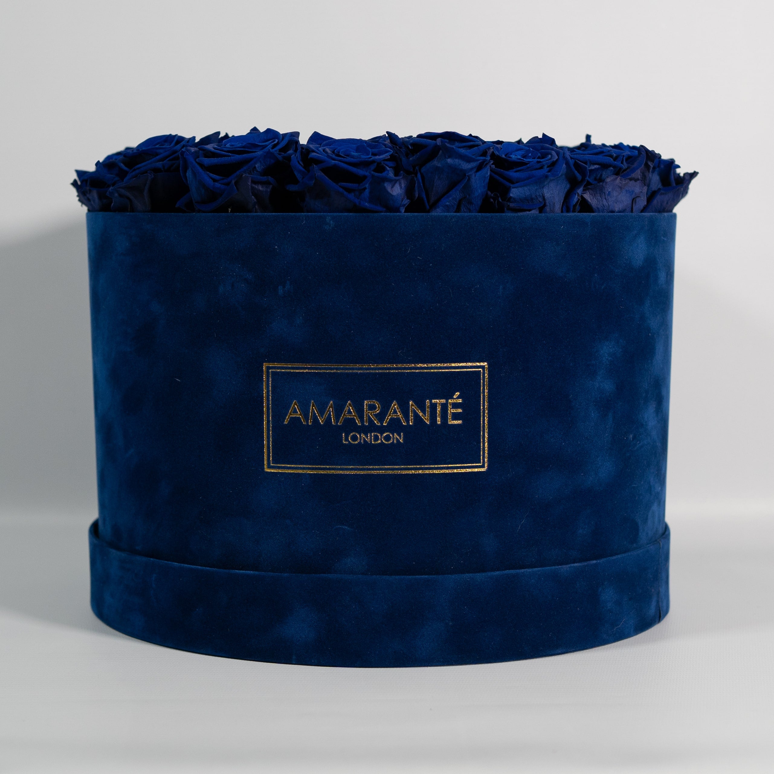 Monochromatic dark blue roses in a stylish dark blue box, imbued with luxurious colours. 