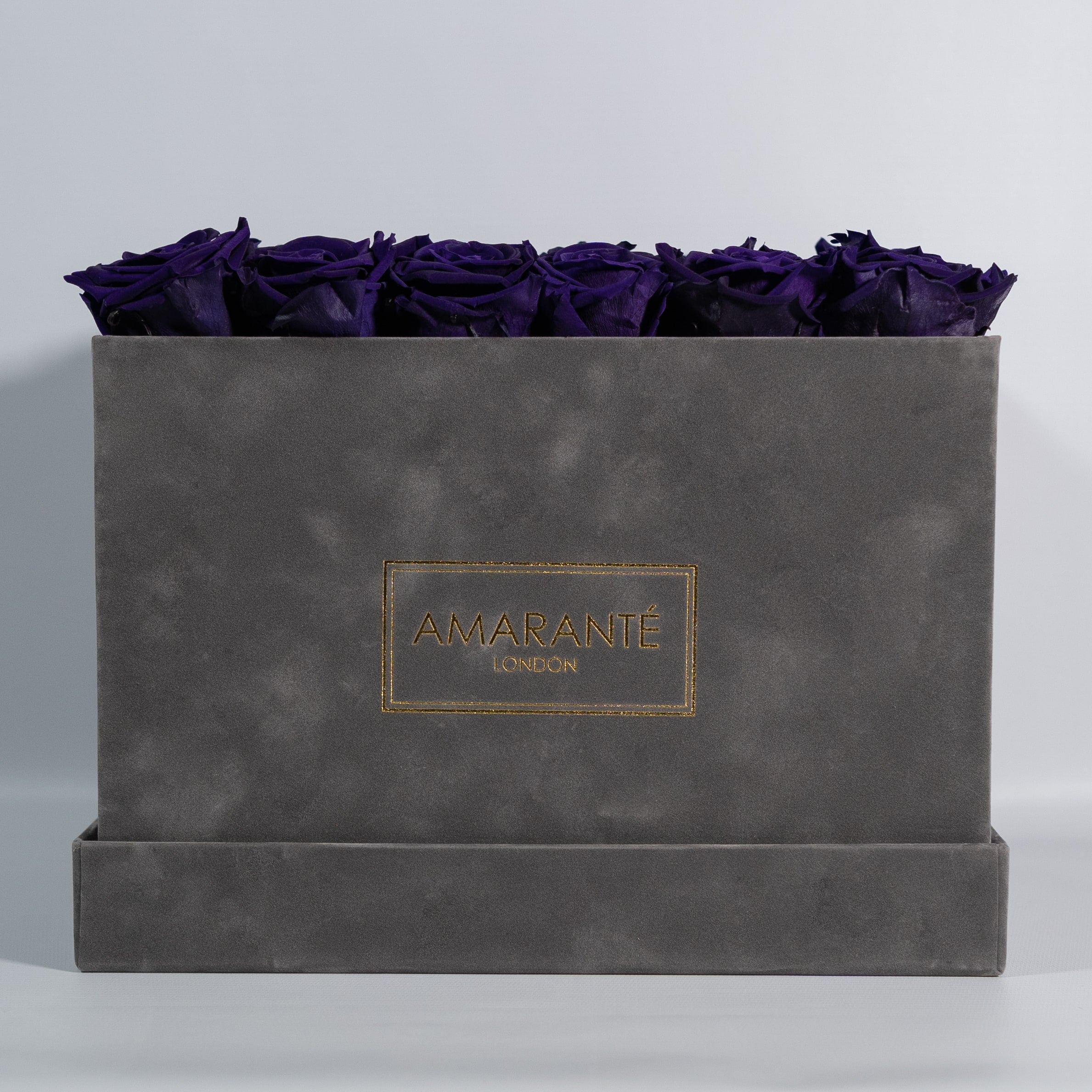 Heart-warming dark purple Roses implying luxury and classiness. 