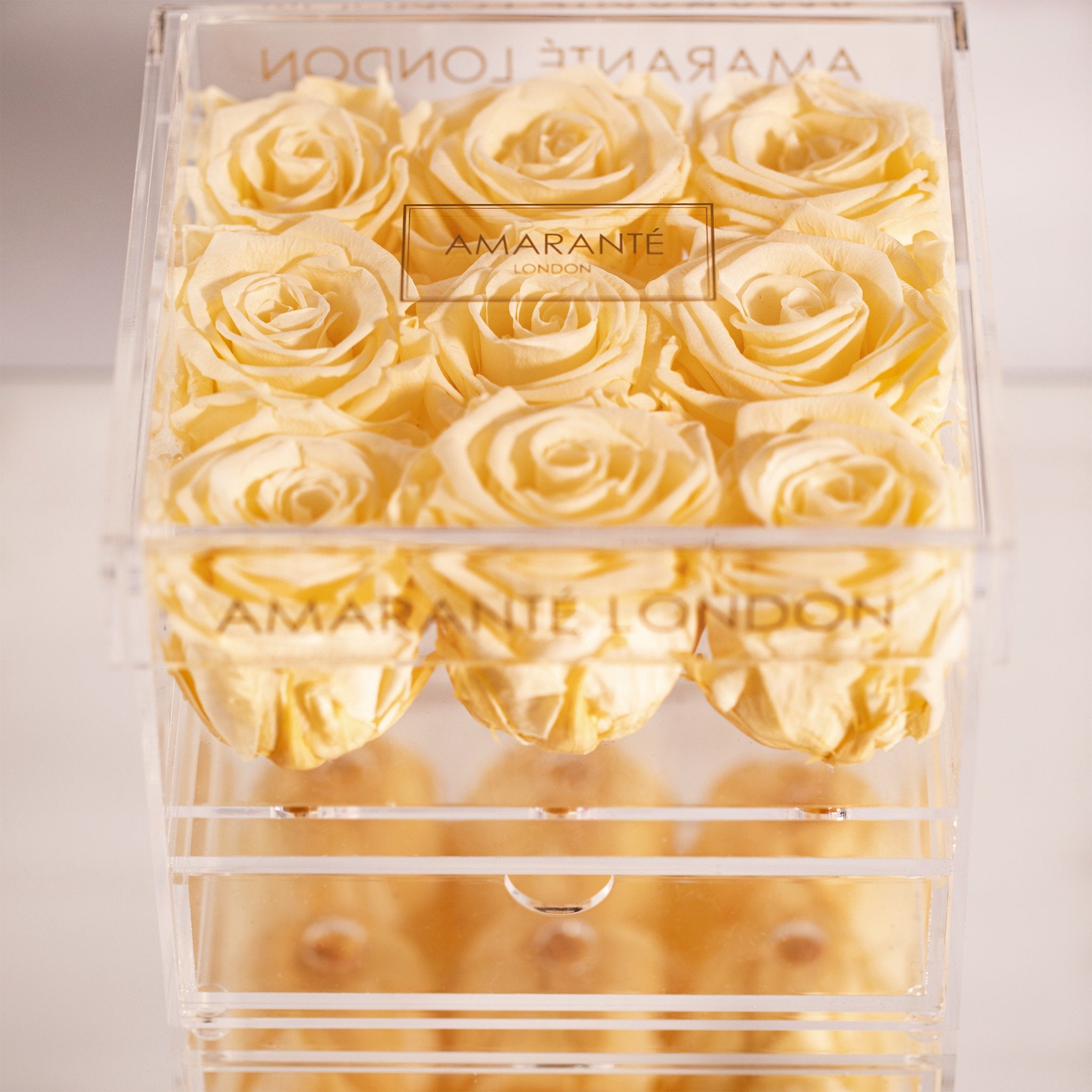 Chic champagne Roses, the perfect choice for any celebratory occasion 