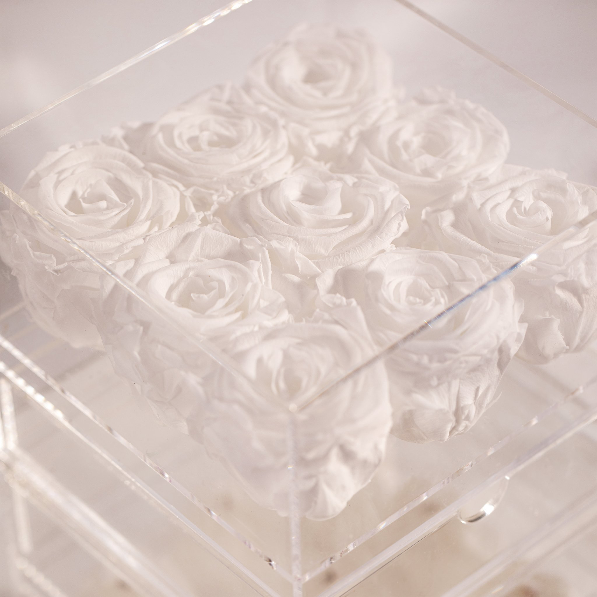 Enchanting white Roes in a set of nine, the perfect choice for wedding favours. 